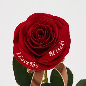 赤バラの花びらには愛のメッセージと名前の刺繍入り