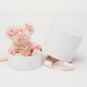 円柱型のホワイトボックスとピンクのリボンラッピング