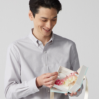 ページをめくると立体的な桜のアーチが出現