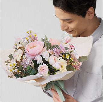 ナチュラルなピンクホワイトの花束