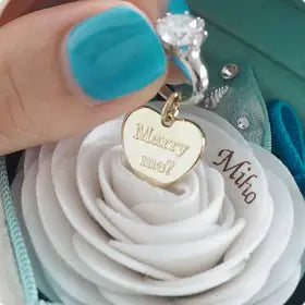 バラの中から「Marry me？」と刻印されたミニリングが登場