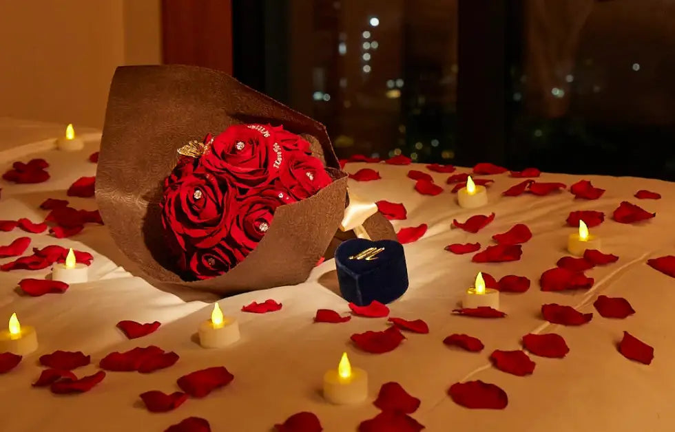 ホテルのベッドにバラの花びらとキャンドルのプロポーズ演出