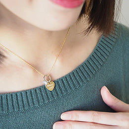 身に付けられるネックレス仕様