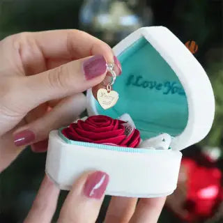 「Marry me？」刻印付きの指輪チャーム