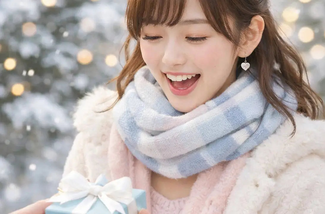 プレゼントを笑顔で受け取る彼女