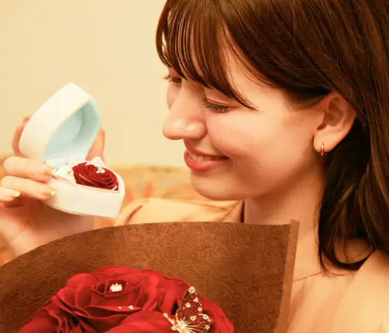 ほのかに香るバラに笑顔を見せる彼女