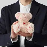 桜ベアを手に持つ男性