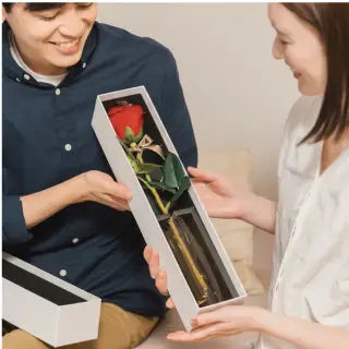 1本の赤バラを受け取る彼女