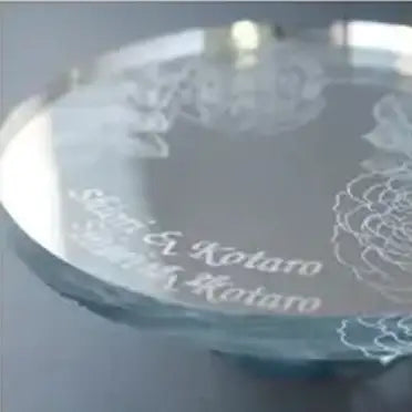 メリアルームのアートフラワーのカスタマイズ要素　⓶ミラースタンドに記念日や二人の名前をレーザー刻印