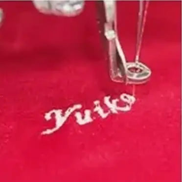 メリアルームのアートフラワーのカスタマイズ要素　⓷バラの花びらの元になる赤い布に刺繍で名入れ