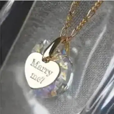 メリアルームのアートフラワーのカスタマイズ要素　⓹ハート型のゴールドチャームにMarry me？（結婚して下さい）と刻んでプロポーズ