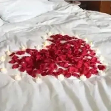 メリアルームのアートフラワーのカスタマイズ要素　⓻プロポーズやクリスマスの日を彩る花びらとキャンドルライトの演出グッズ