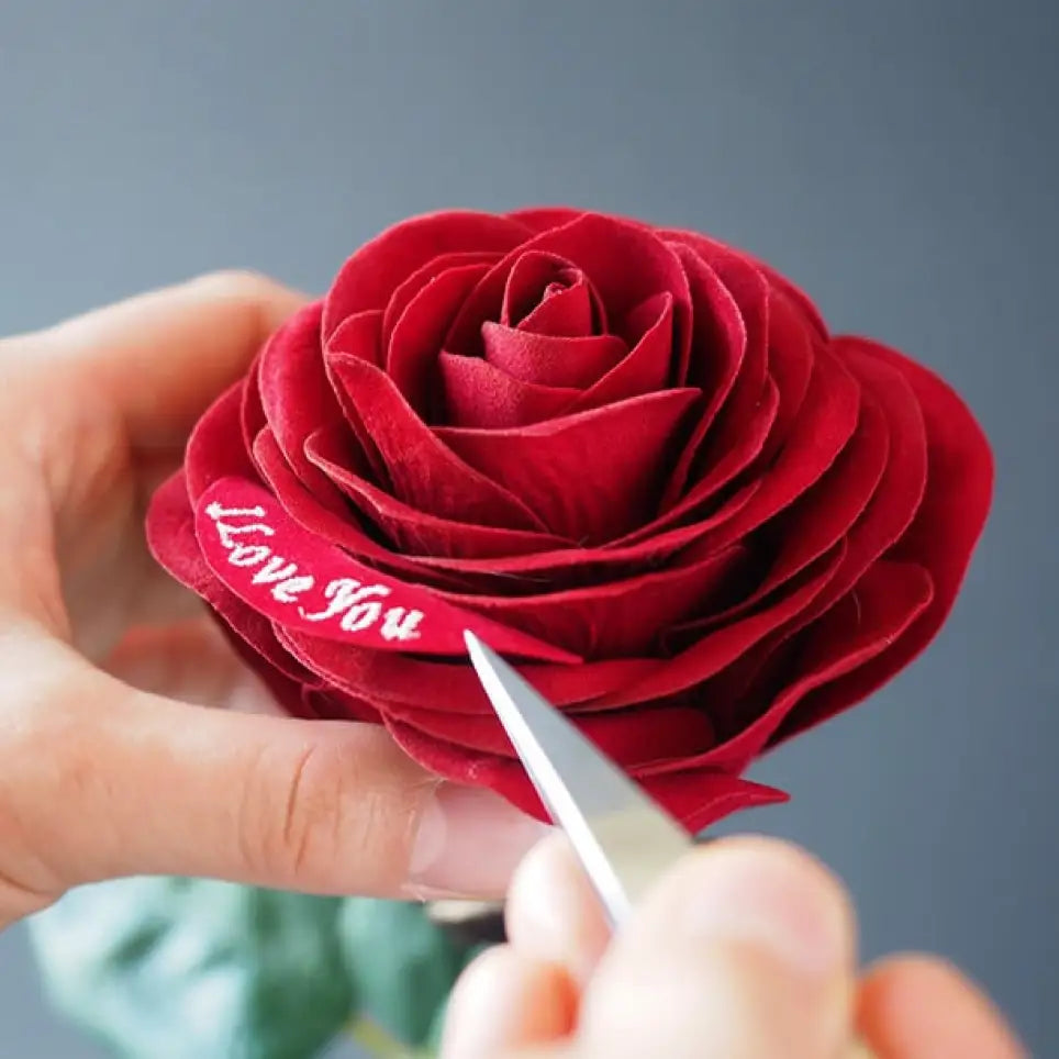 アートフラワーを選ぶ理由　⓶赤バラをハンドメイドで制作する様子、クラフトマンシップが咲かせる繊細美。