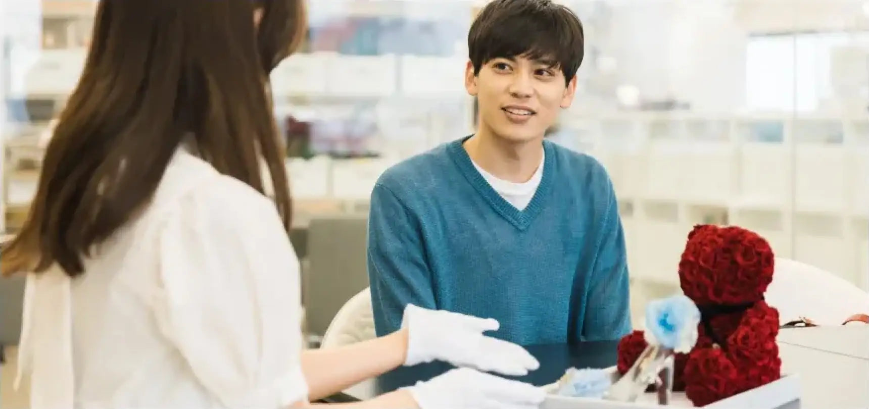 プロポーズの準備が不安な男性に、女性のフラワーコンシェルジュがお応えします。